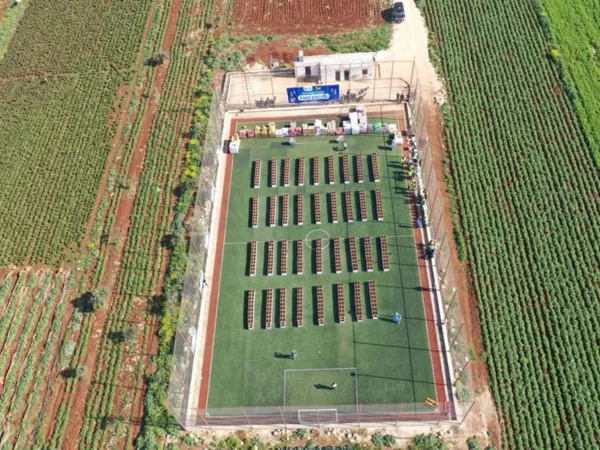 Group photo of volunteers and recipients with baskets